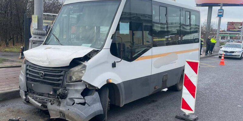 В результате ДТП на Ленинградском шоссе травмы получили шестеро пассажиров маршрутного такси